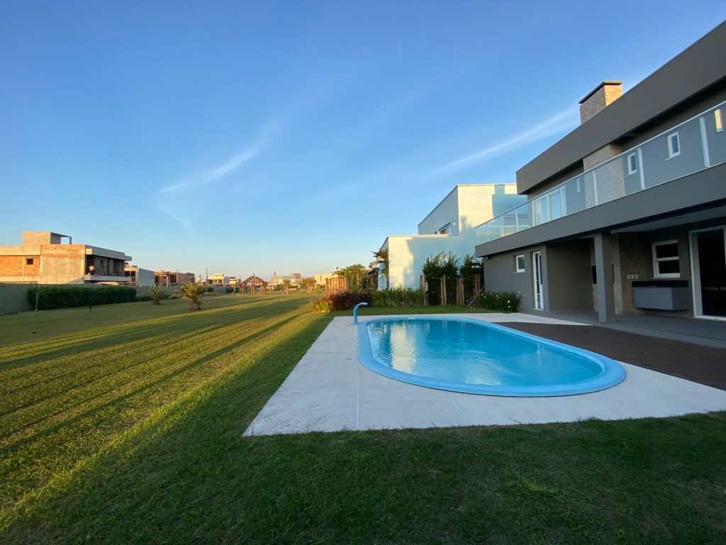 Sobrado de Luxo no Condomínio Ventura: 4 Suítes, Piscina, e Localização Privilegiada!