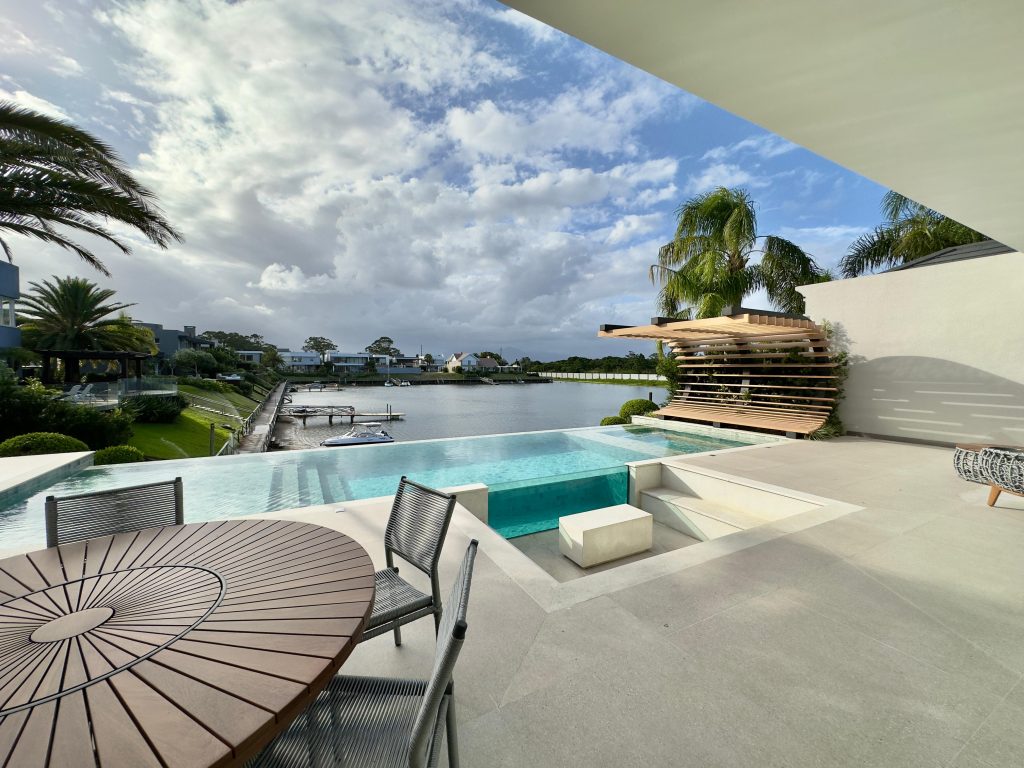 MANSÃO À VENDA  COM VISTA INCRÍVEL  CONDOMÍNIO VELAS DA MARINA